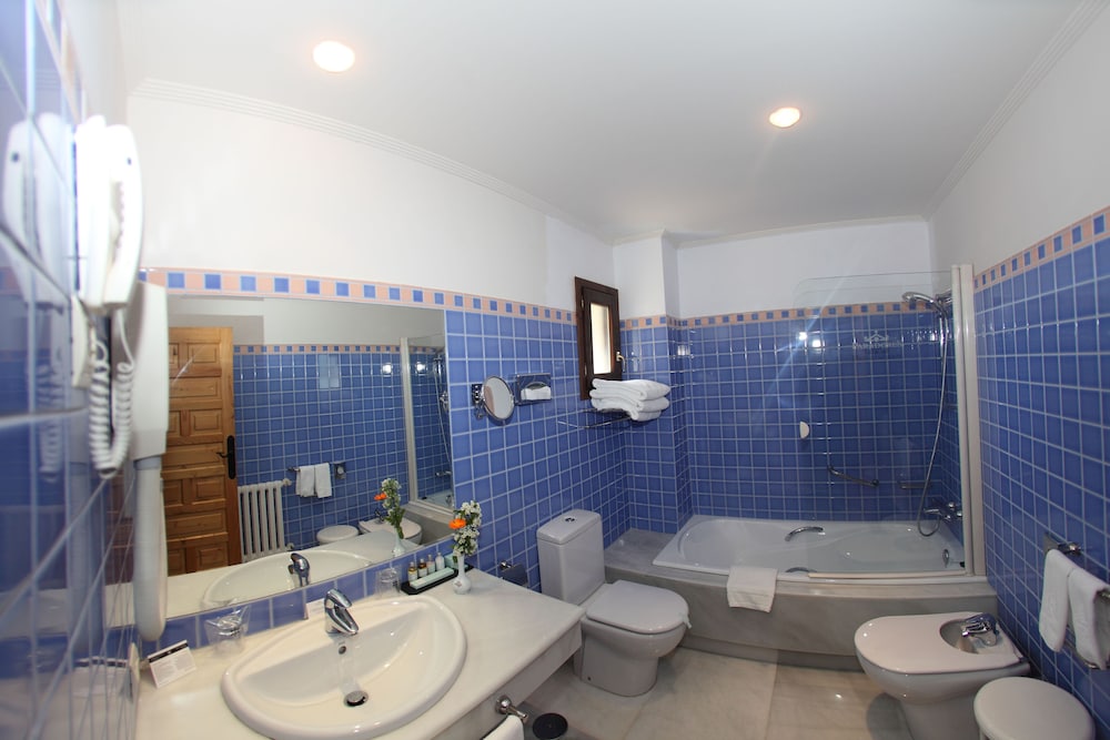 Standard Twin Room (2 Adults + 1 Child)