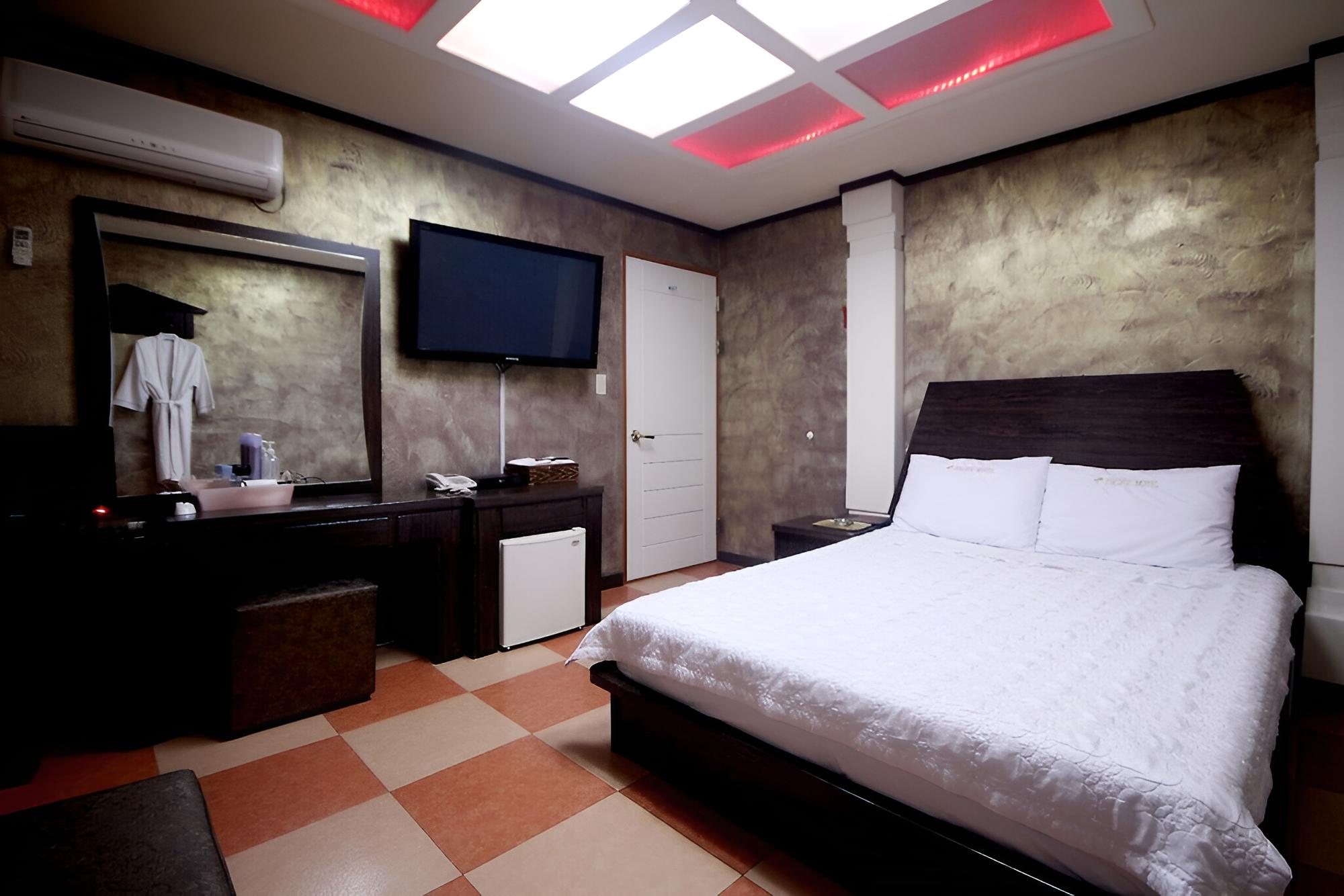 Room (Standard Room) - Photo 6