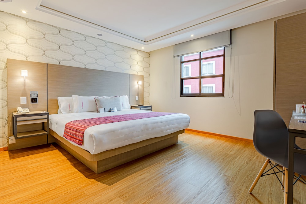 Premier Room, 1 King Bed photo 2