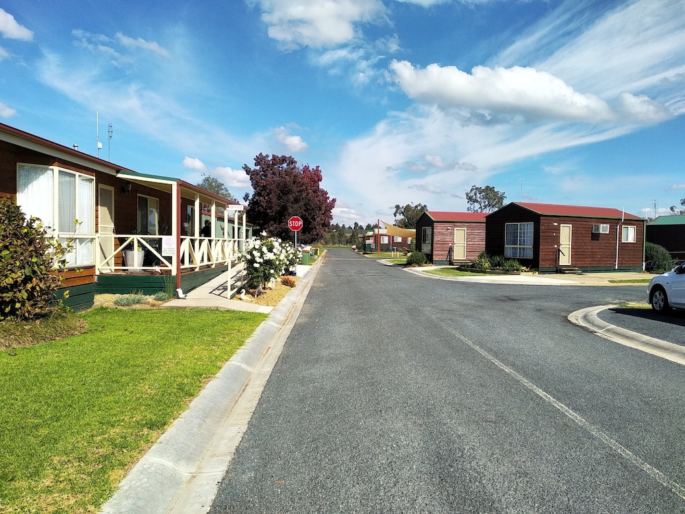 Village Deluxe, Sleeps 4 photo 2