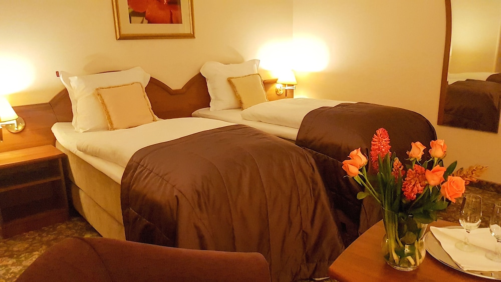 Classic Twin Room, 2 Twin Beds, Pool Access photo 2