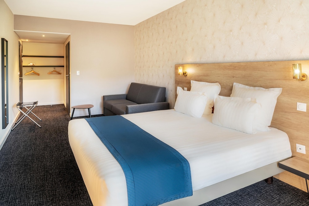 Superior Room, 1 King Bed, Non Smoking, Garden View (with Single Sofabed) - Photo 1