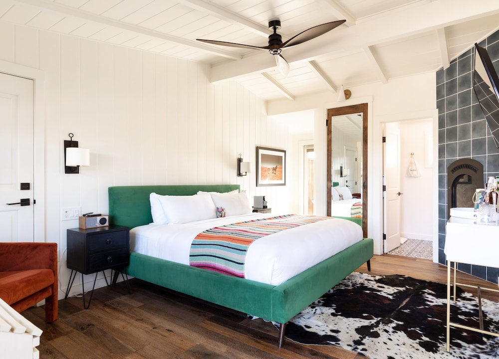 Superior Room, 1 King Bed, Patio photo 1