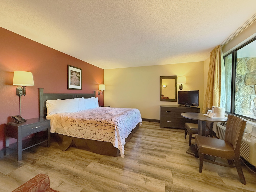 Deluxe Room, 1 King Bed, Balcony, Mountain View