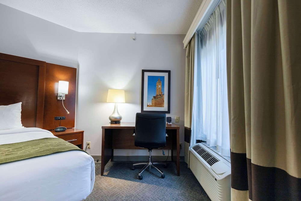 Suite, 1 King Bed, Non Smoking - Photo 24