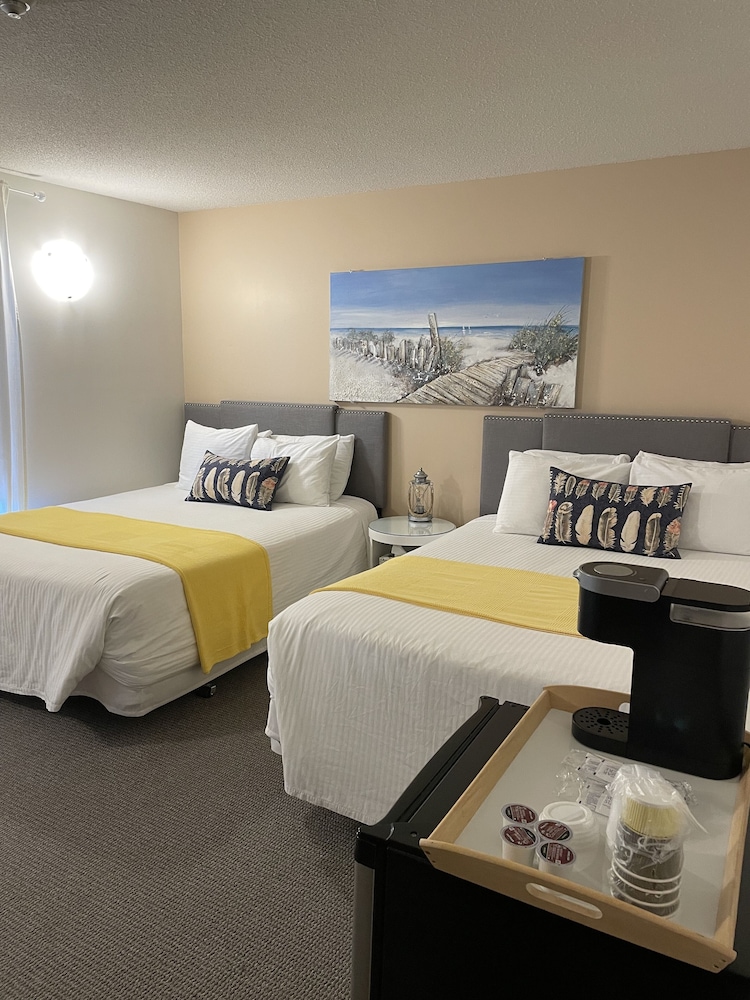 Standard Room, 2 Queen Beds, Ground Floor (102) photo 2