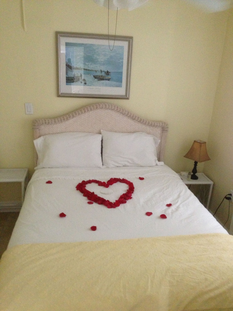 Standard Room, 1 Queen Bed, Oceanfront photo 1