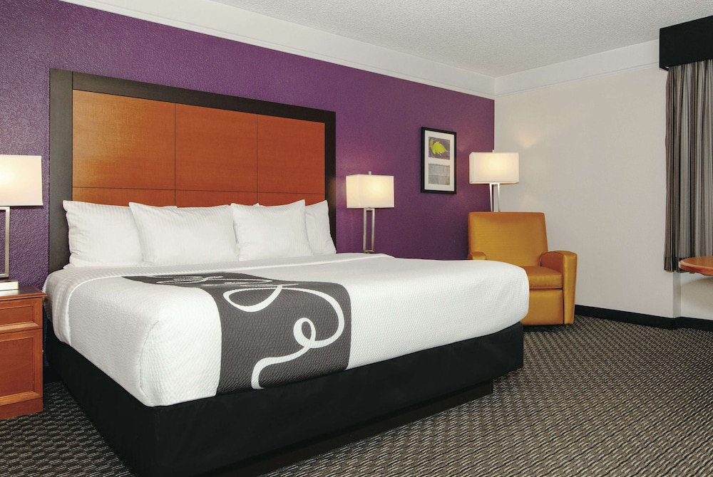 Suite, 1 King Bed, Non Smoking (One Bedroom) - Photo 2