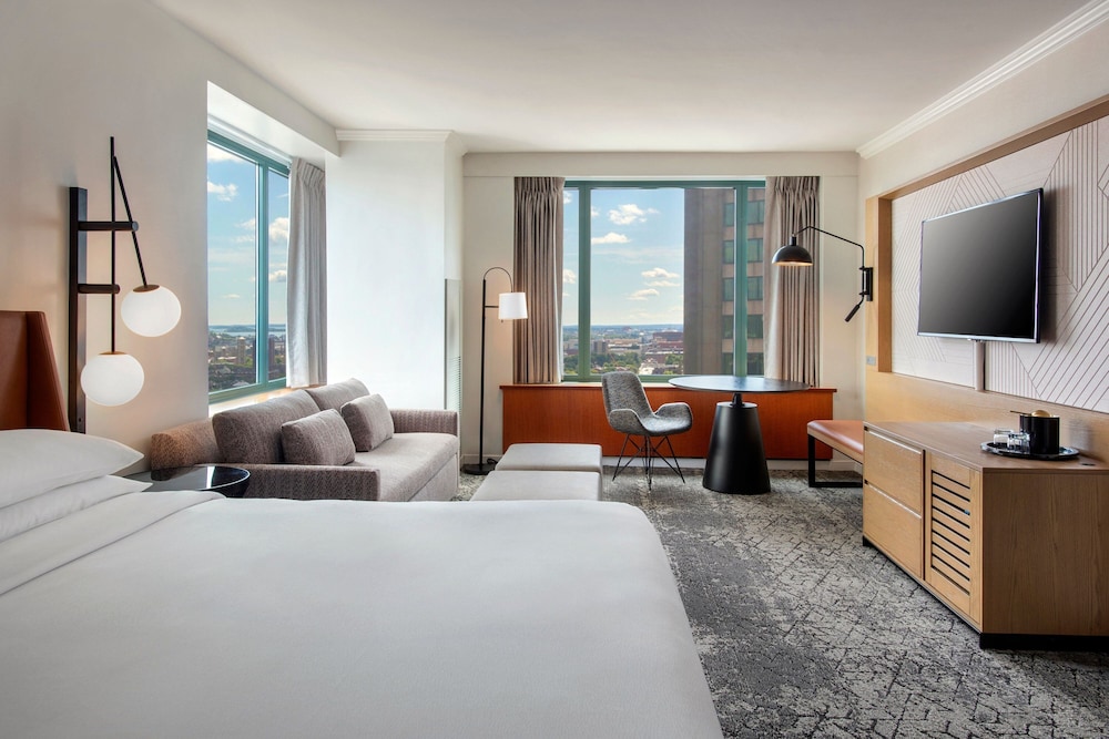 Executive Studio, 1 King Bed with Sofa bed thumbnail 5
