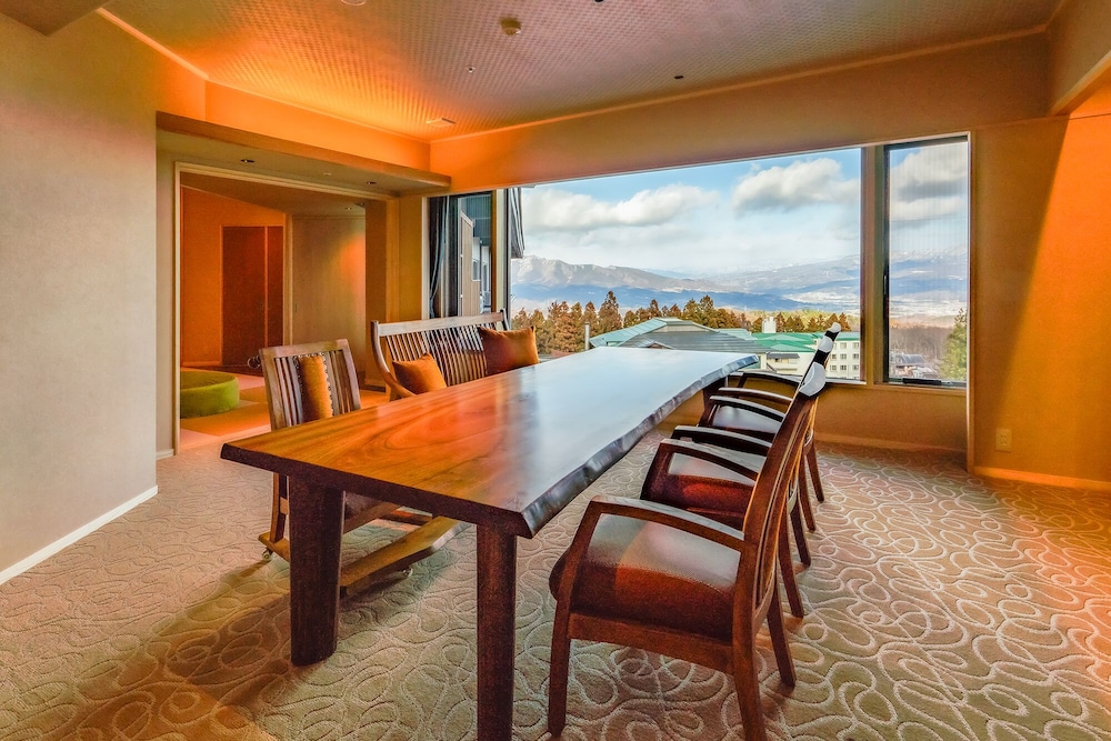 Luxury Suite, 3 Bedrooms, Private Bathroom, Mountain View photo 2