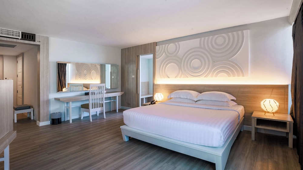 Suite, 1 King Bed, Non Smoking, City View - Photo 12