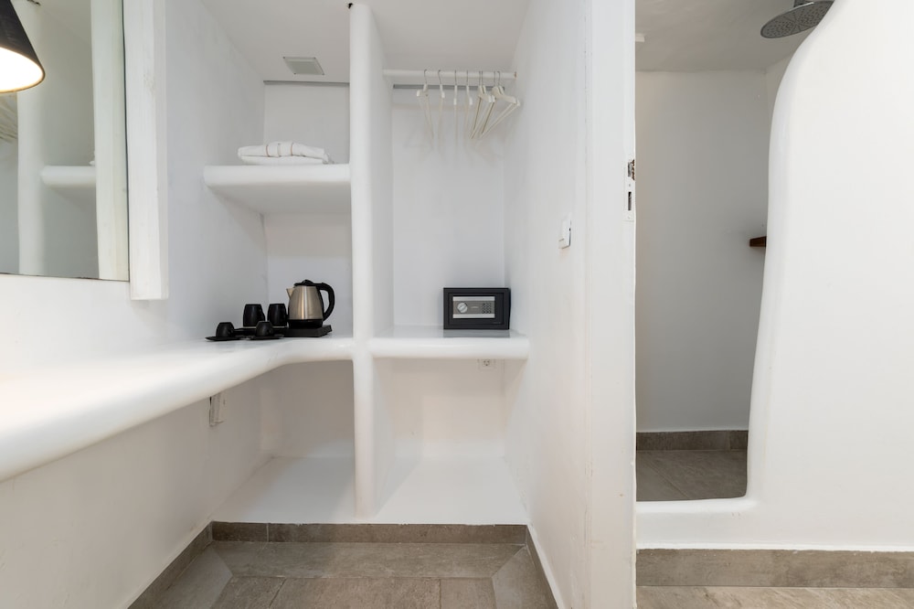 Cave Suite with Plunge Pool & Caldera View - Photo 2