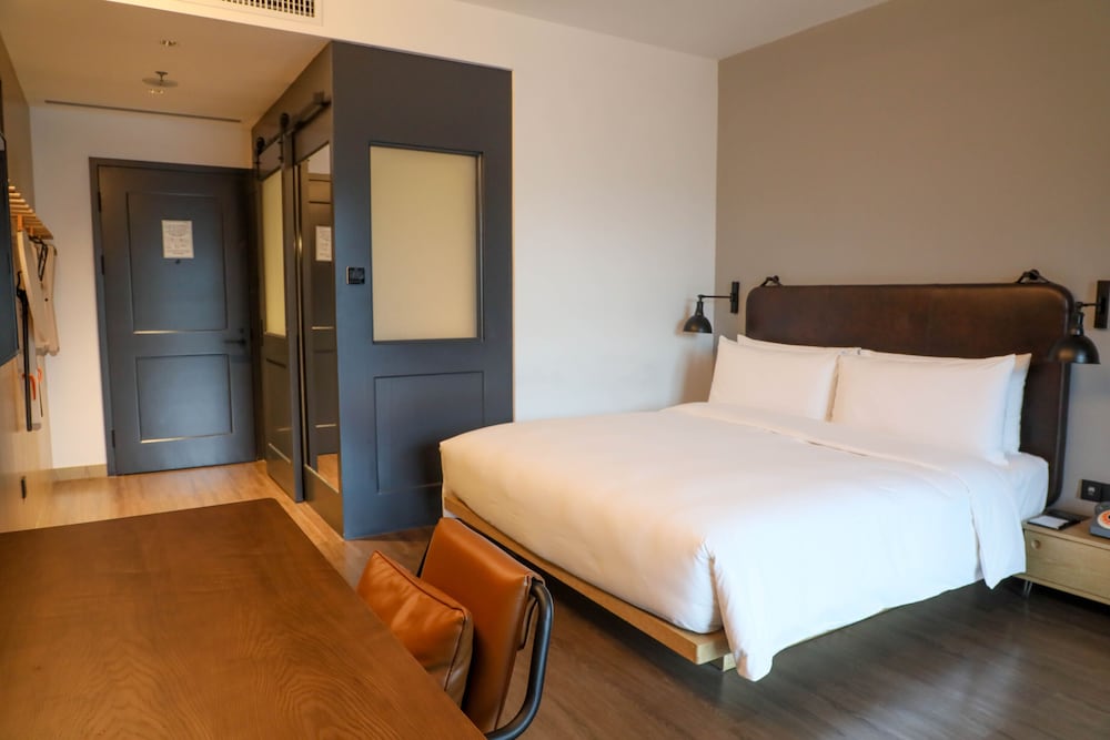 Room, 1 King Bed, City View - Photo 7
