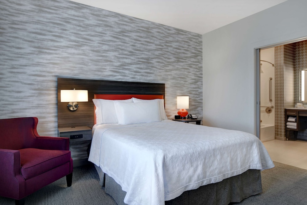Suite, 1 Queen Bed, Accessible, Bathtub (Mobility & Hearing) - Photo 2