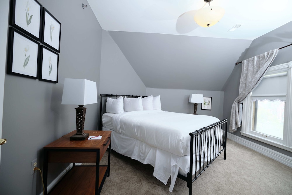 Queen Suite - Photo 1