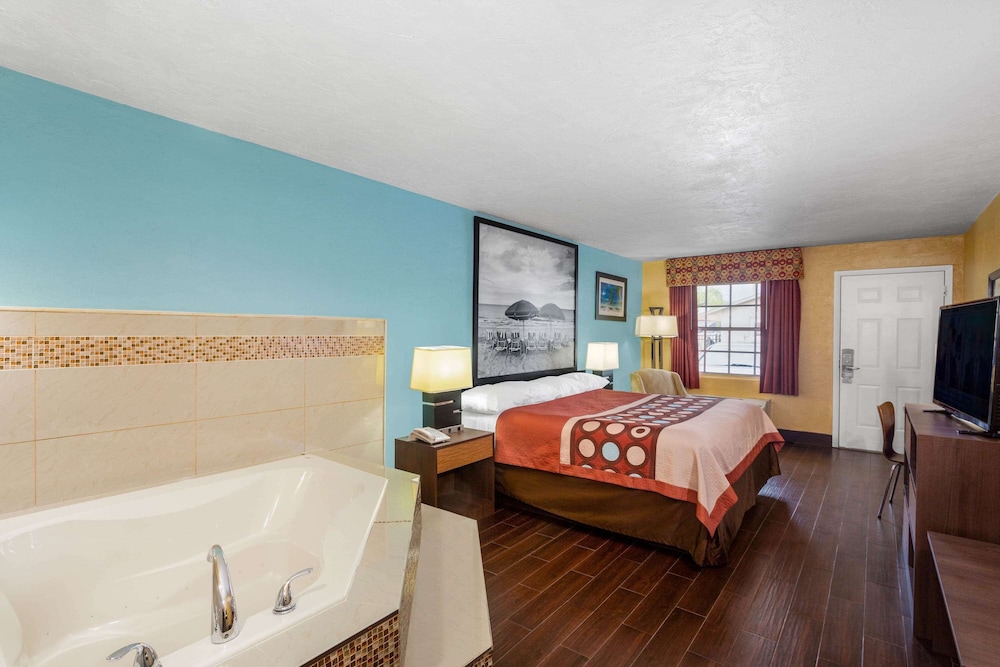 Studio Suite, 1 King Bed, Non Smoking - Photo 2