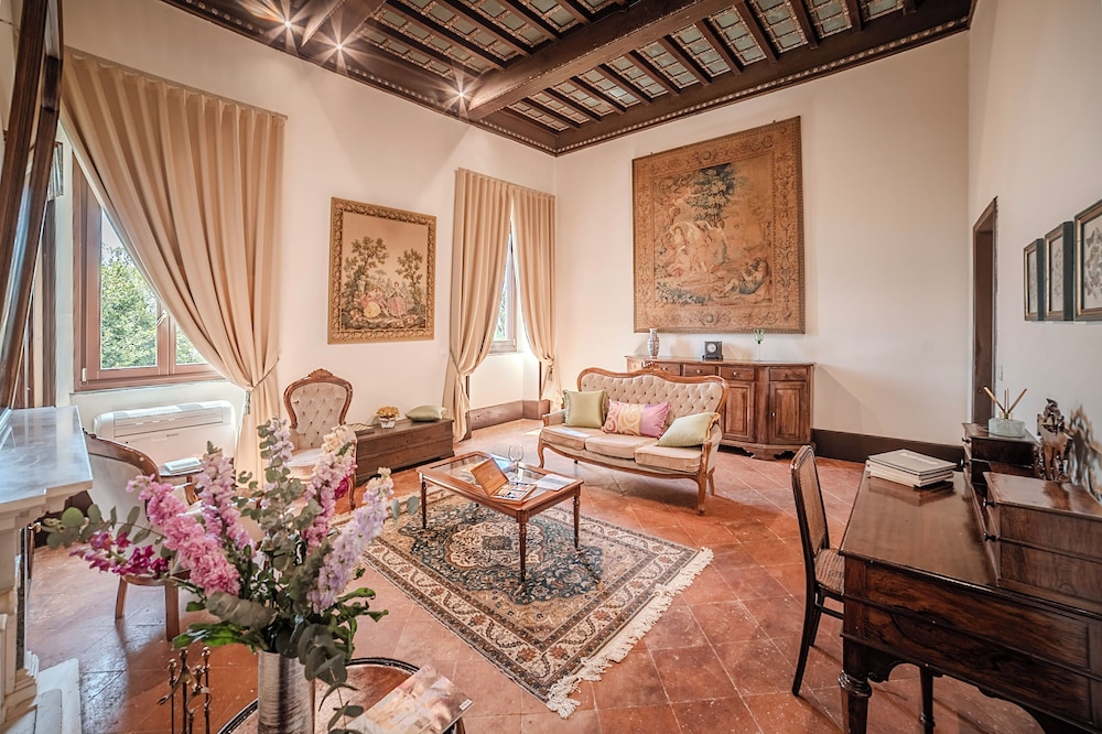 Romantic Suite, 1 Queen Bed, Pool Access, Executive Level