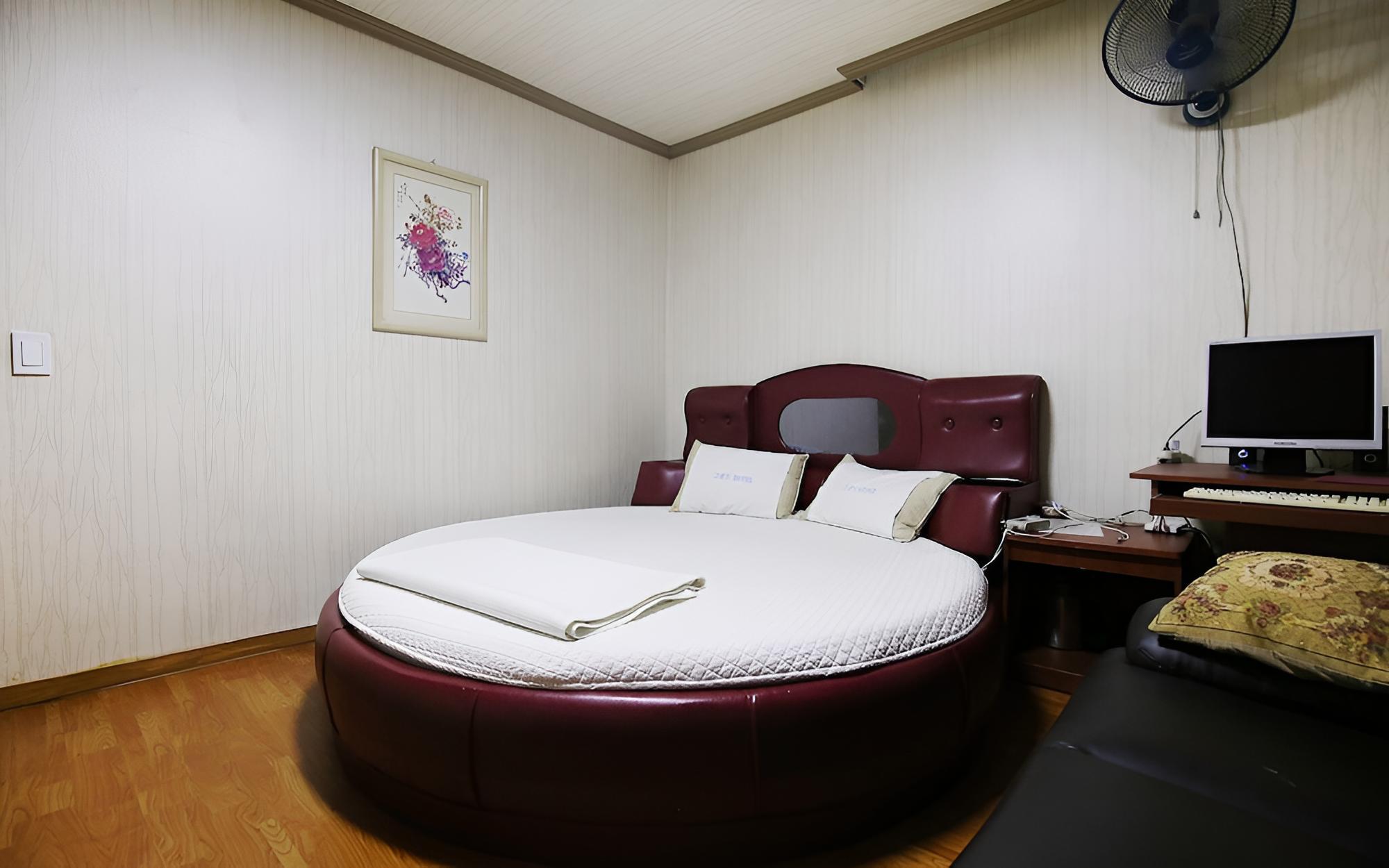 Room (Circle) photo 3