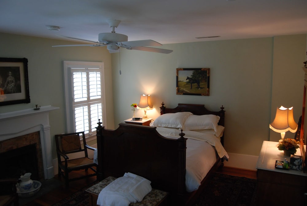 Room, 1 Full size or Queen size Bed, Shared Bathroom and Period Antiques photo 1