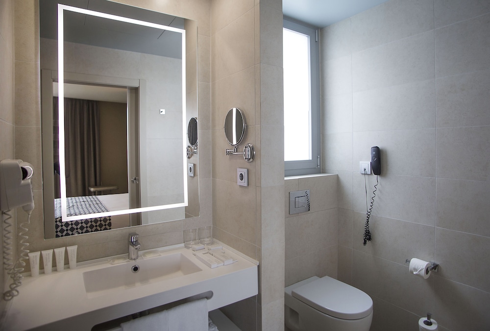 Deluxe Double Room - Photo 11