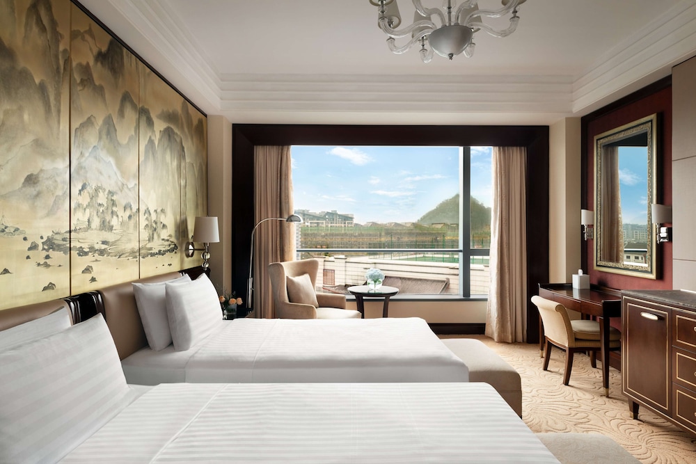 Executive Suite, 2 Twin Beds - Photo 1