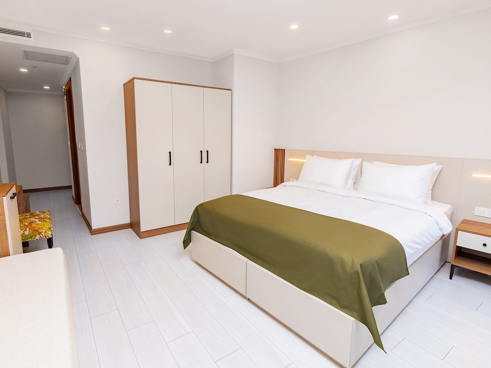 Deluxe Triple Room, City View photo 1