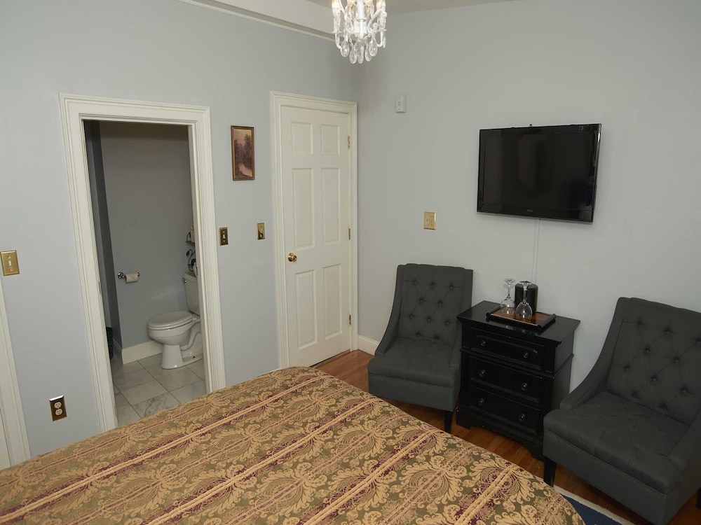 Standard Double Room, Ensuite (The Inn 12 Queen (no pets)