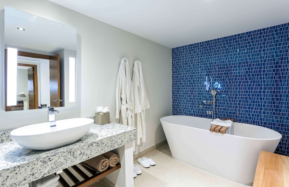 Suite, 1 King Bed, Ocean View (deluxe One Bedroom Suite)