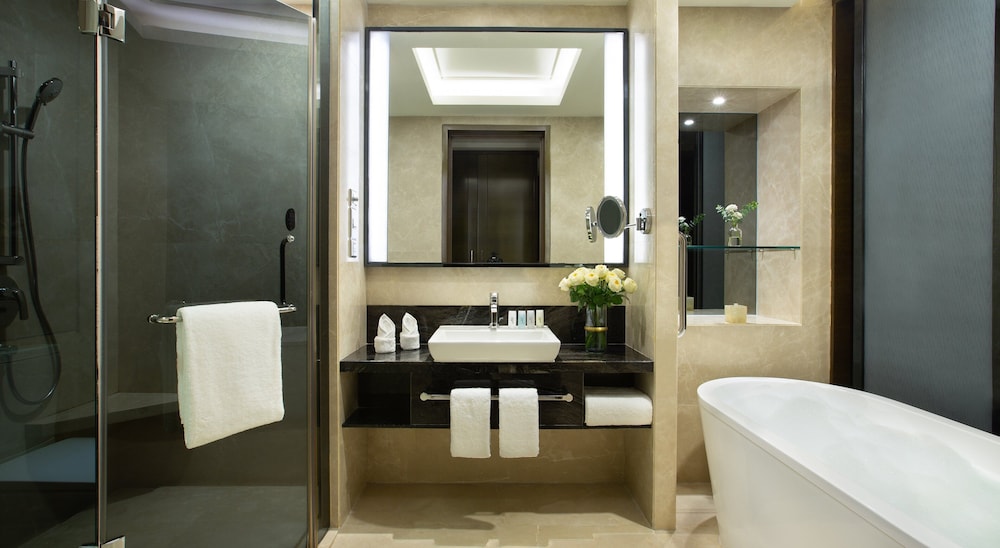 Premium Room, 1 King Bed, Non Smoking, Club Lounge Access - Photo 4