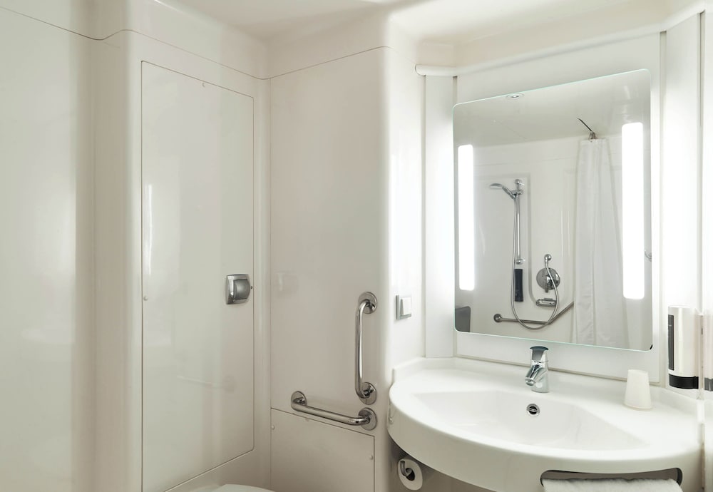 Double Room, Mobility Accessible - Photo 3