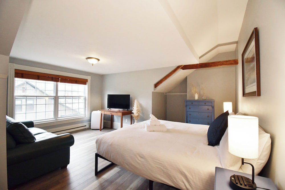Junior Suite, 1 King Bed, Jetted Tub