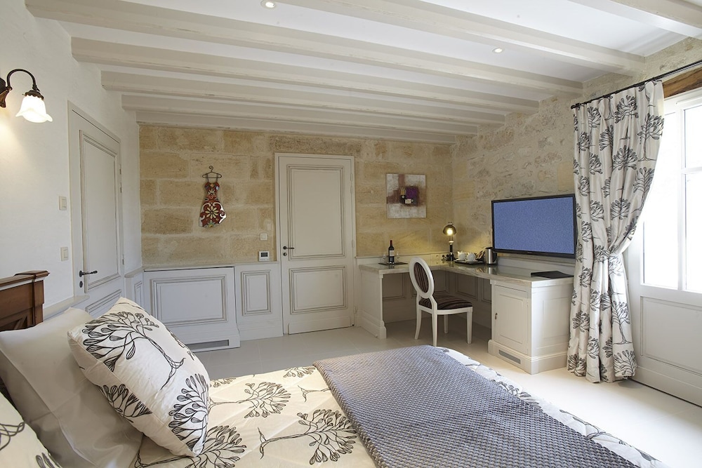 Standard Double Room, Accessible, Private Bathroom (Perrière) photo 3
