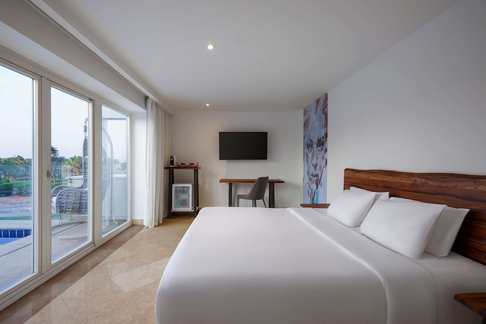 Suite (Golf Pool suite, with private pool)