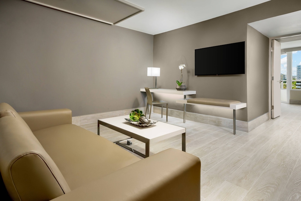 Suite, 1 Bedroom, Balcony - Photo 5
