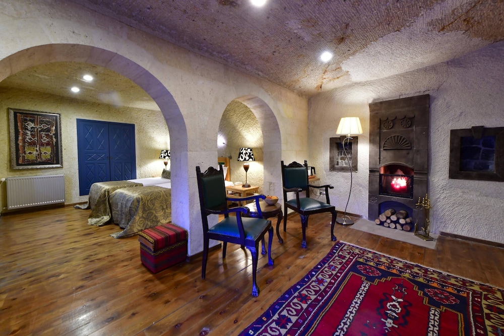 Superior Suite (Cave) - Photo 18