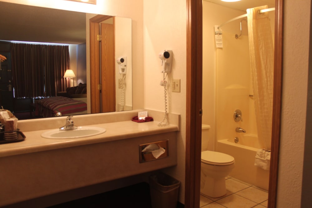 Standard Queen, 2 Beds, Top Floor - Photo 8