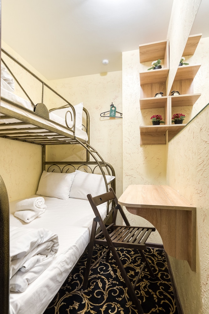 Economy Triple Room photo 3