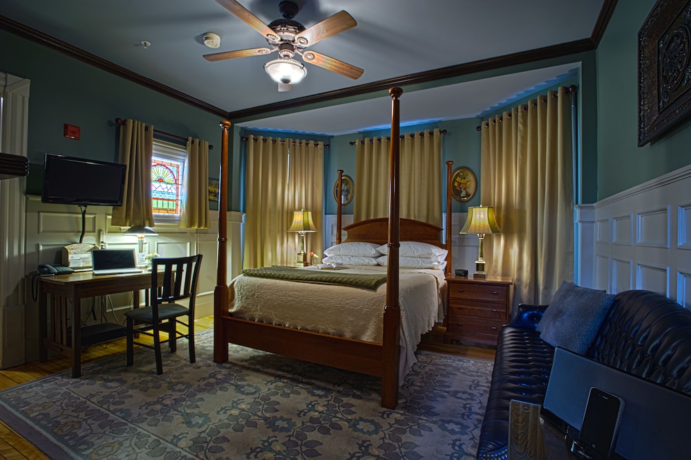 Deluxe Room, 1 Queen Bed, Non Smoking, Ground Floor