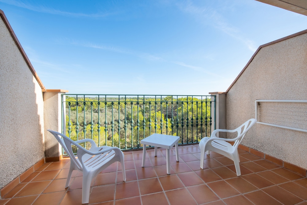 Double Room, Balcony (2 Adults + 1 Child) photo 3