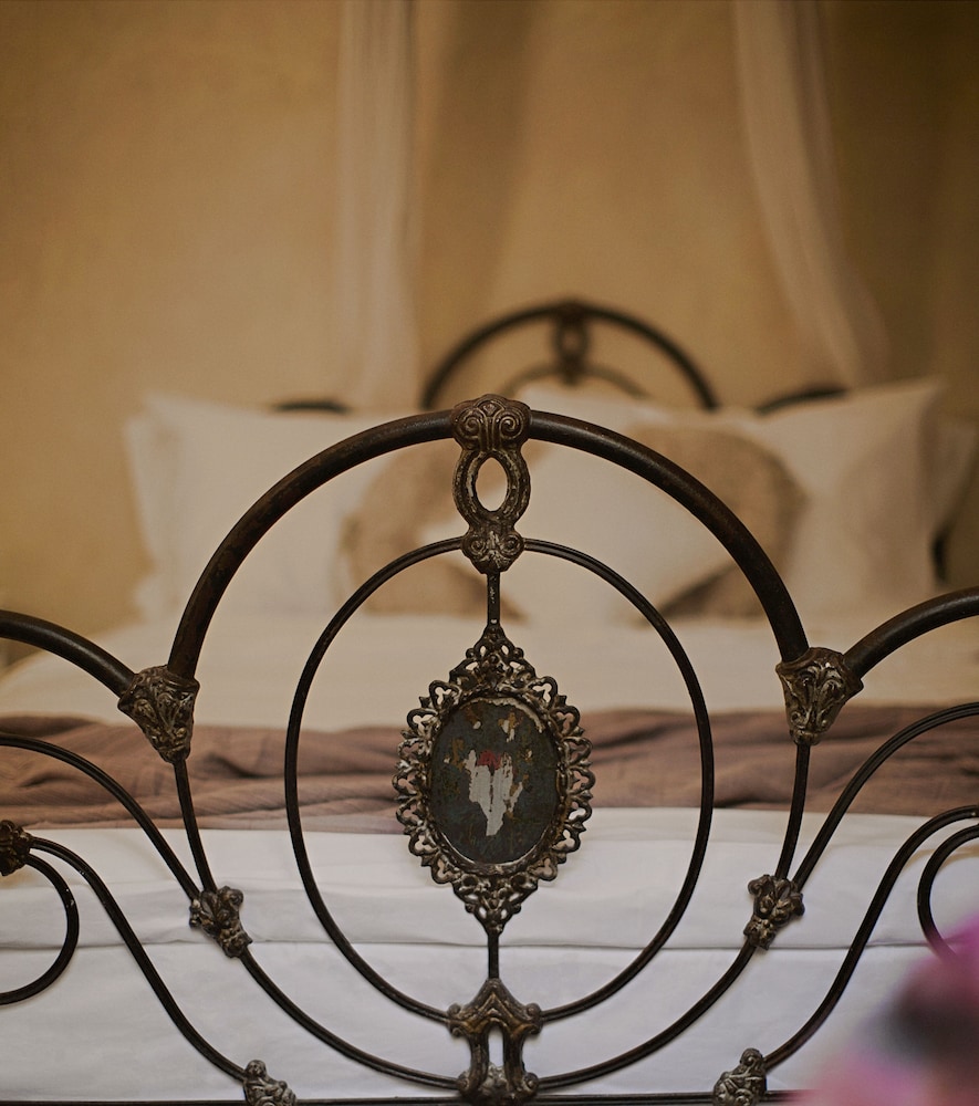 Suite (Attic Antique) photo 2