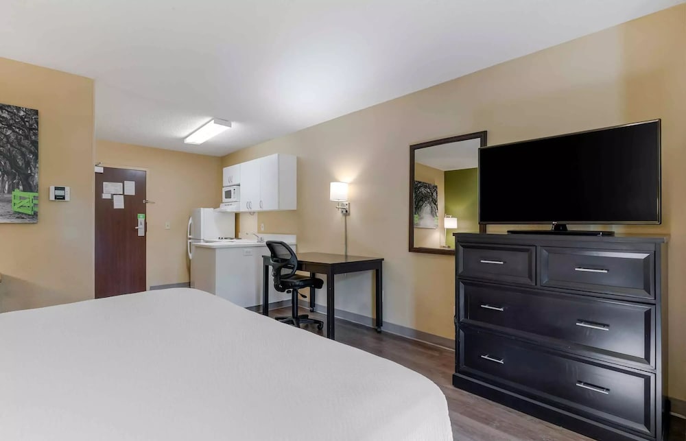 Suite, 1 King Bed - Photo 2