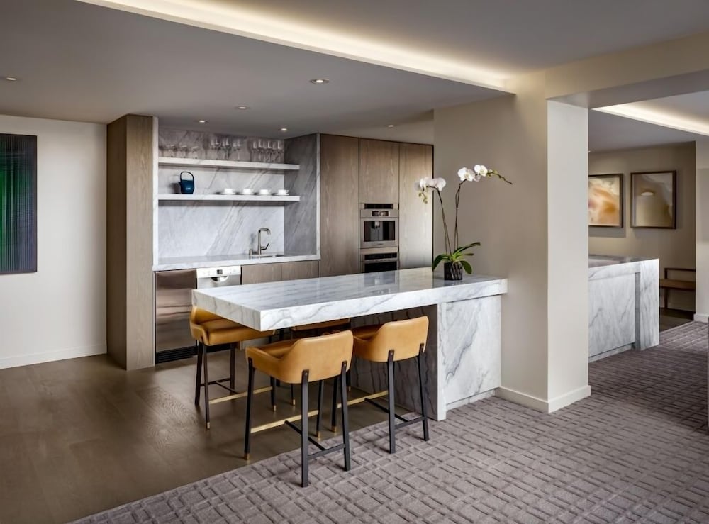 Fairmont Gold, Executive Suite, 1 Bedroom, Balcony, Executive Level thumbnail 5