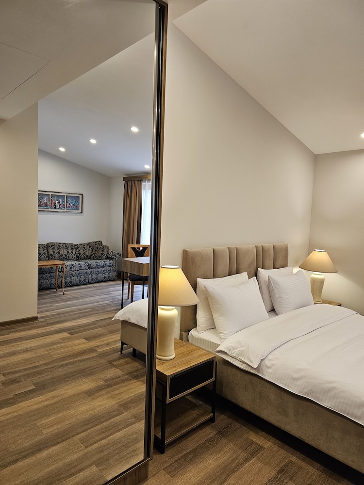 Comfort Suite, 1 Queen Bed with Sofa bed, Balcony, Courtyard View photo 2