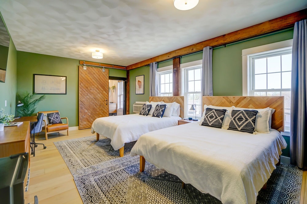 Design Room, 2 Queen Beds, Ensuite photo 1