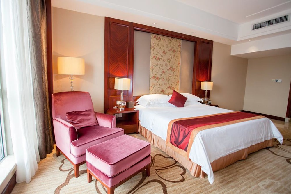 Deluxe Suite, 1 King Bed photo 3