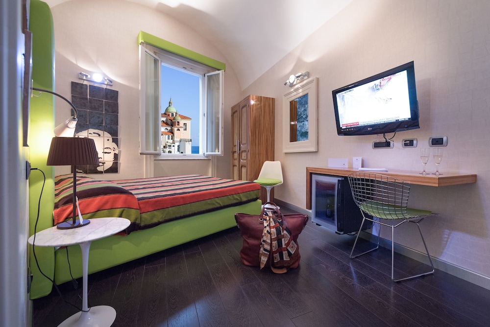 Classic Double Room, Jetted Tub, Partial Sea View - Photo 9