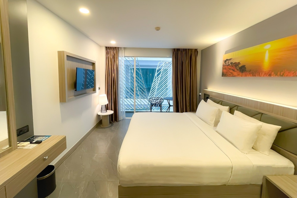 Deluxe King Balcony Room