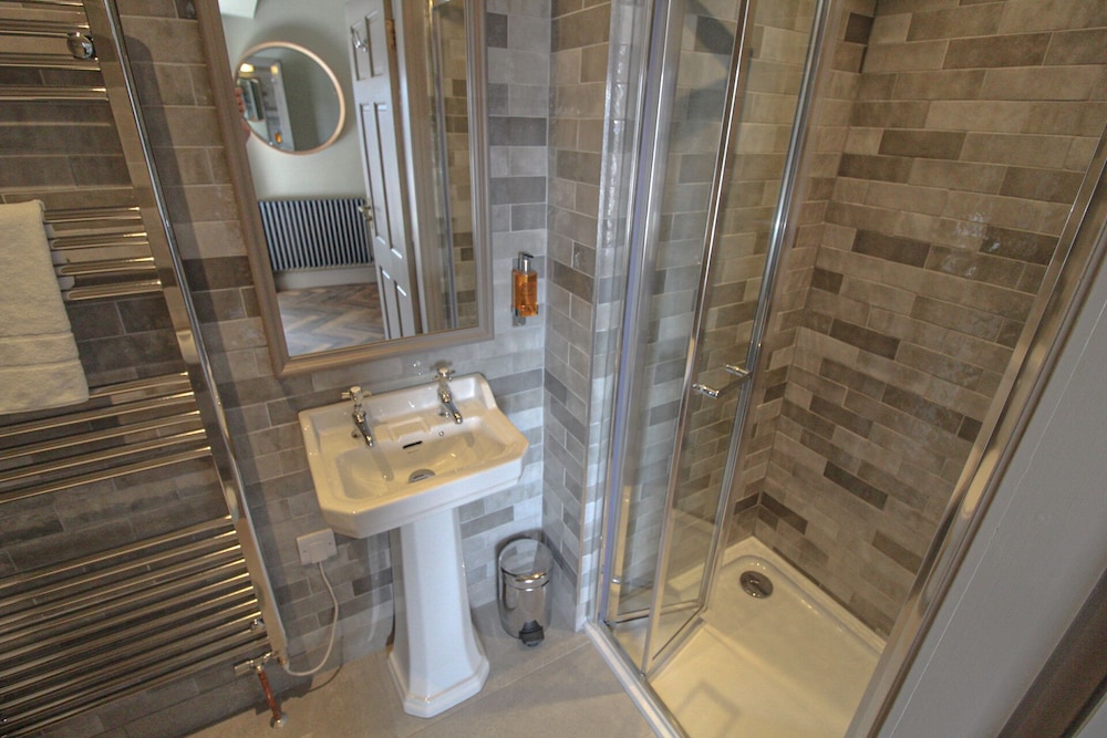 Double Room, Ensuite - Photo 15