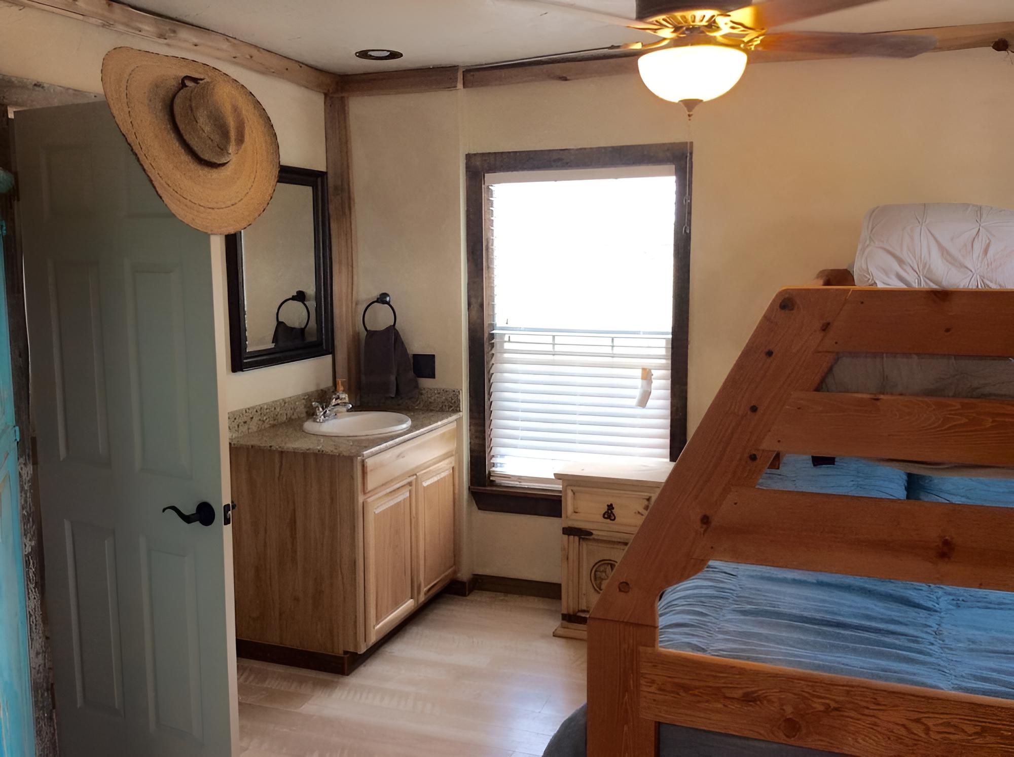Bunkhouse Cabin 4 photo 1