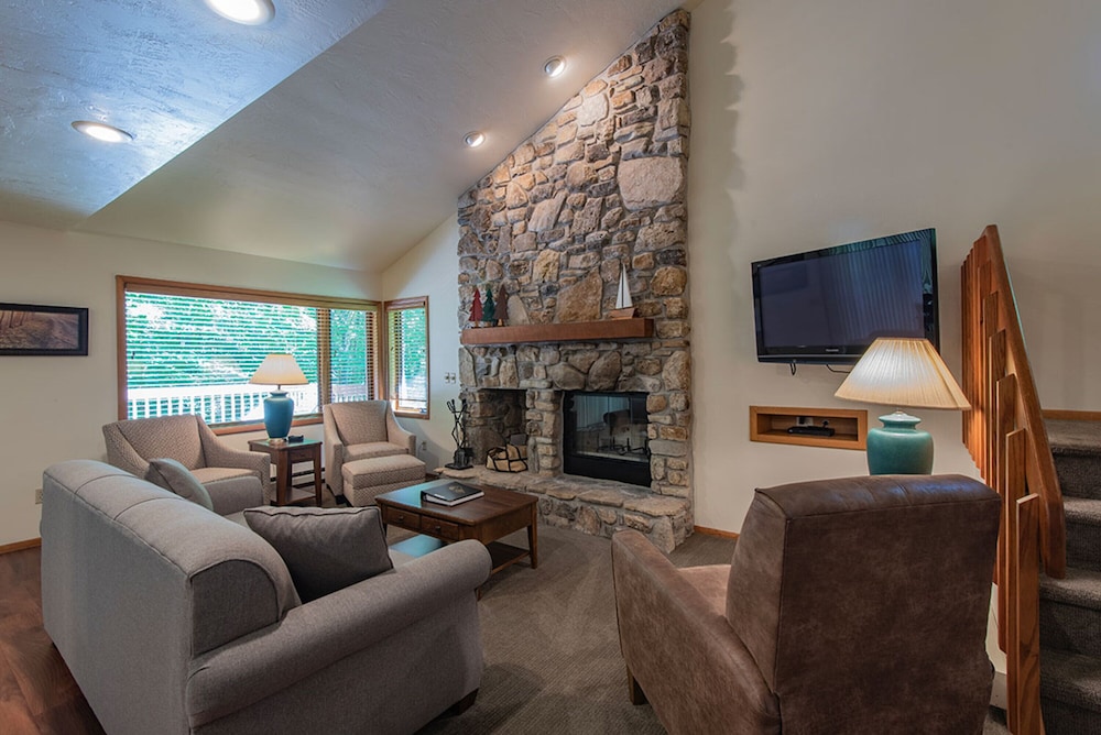 Signature Condo, Multiple Bedrooms, Balcony, Lake View photo 1